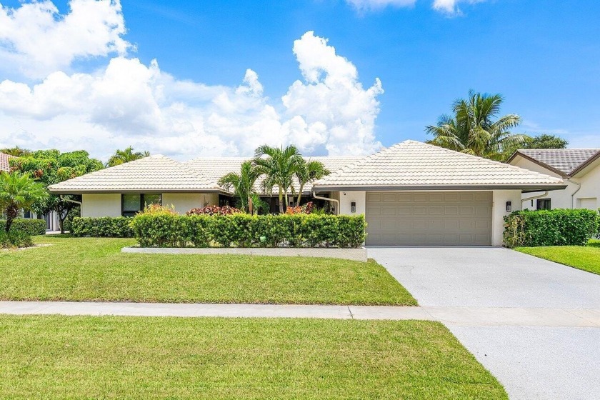 Nestled on a private lot in the prestigious Delaire Country Club - Beach Home for sale in Delray Beach, Florida on Beachhouse.com