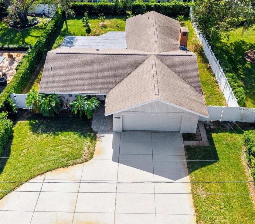 Welcome to your EXTRAORDINARY 3/2/2 Garage home located in the - Beach Home for sale in Belleair Beach, Florida on Beachhouse.com