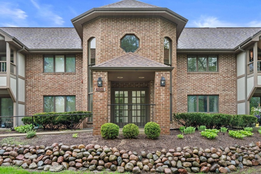 Welcome to your dream condo! This bright and spacious 2-bedroom - Beach Condo for sale in Glendale, Wisconsin on Beachhouse.com