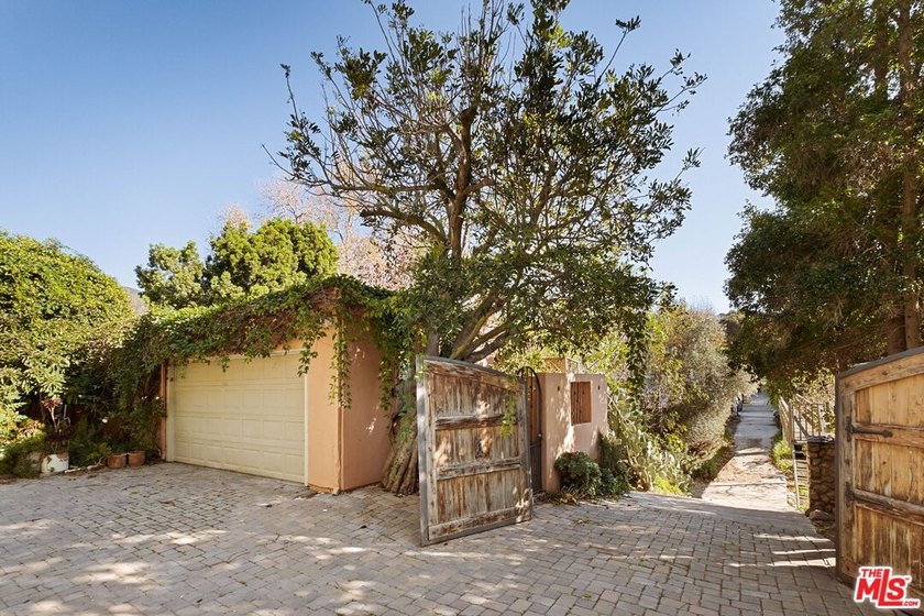 Incredible opportunity to build your dream home in Malibu, off - Beach Home for sale in Malibu, California on Beachhouse.com