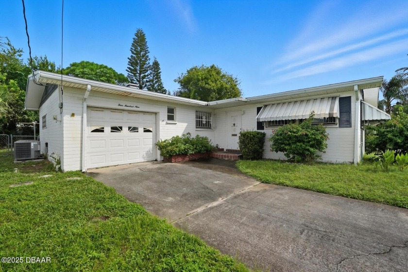 Welcome to 409 Manhattan Avenue, perfectly situated in the heart - Beach Townhome/Townhouse for sale in Daytona Beach, Florida on Beachhouse.com