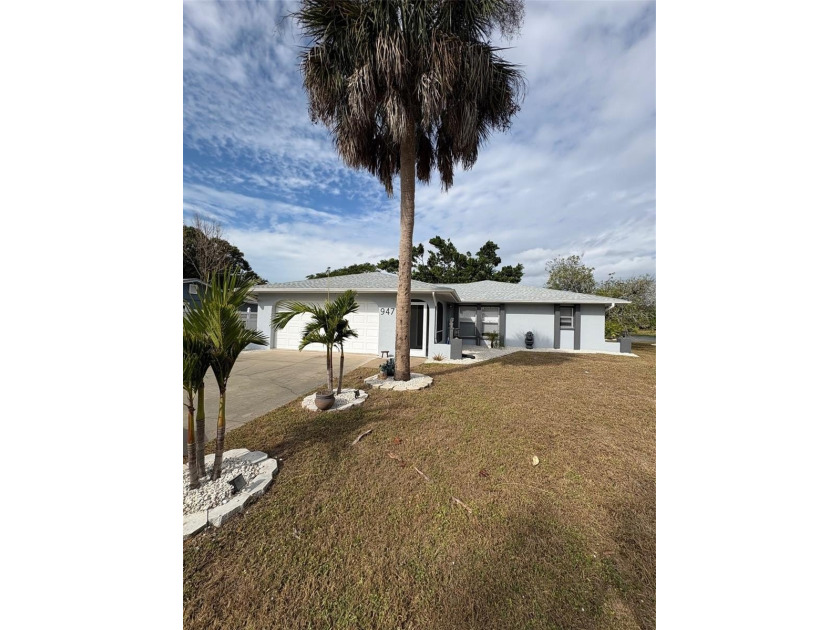 ***LAKEFRONT PROPERTY***
Beautiful lakefront home featuring an - Beach Home for sale in Venice, Florida on Beachhouse.com
