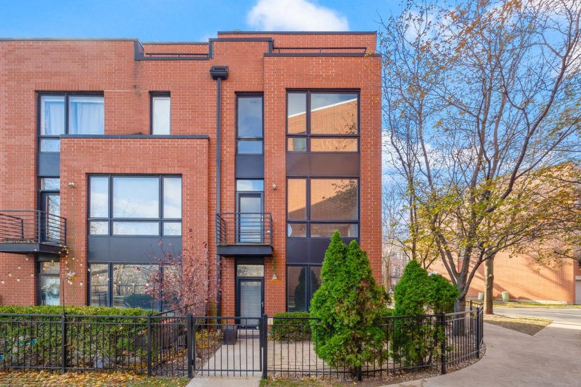 Welcome to this breathtaking 4-story luxury riverfront townhome - Beach Townhome/Townhouse for sale in Chicago, Illinois on Beachhouse.com