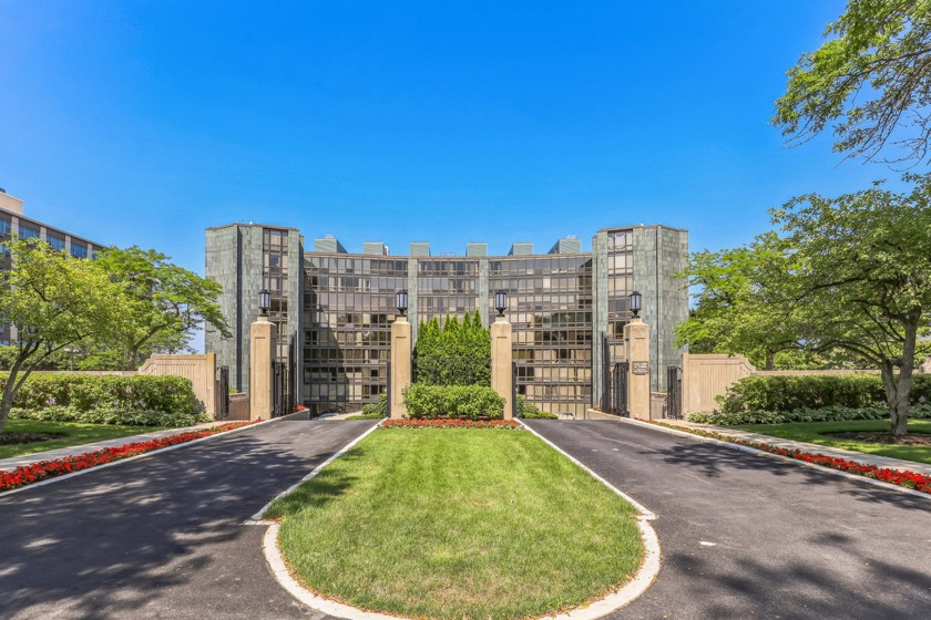 Beautiful views of Lake Michigan! Wake up to stunning sunrises! - Beach Home for sale in Wilmette, Illinois on Beachhouse.com