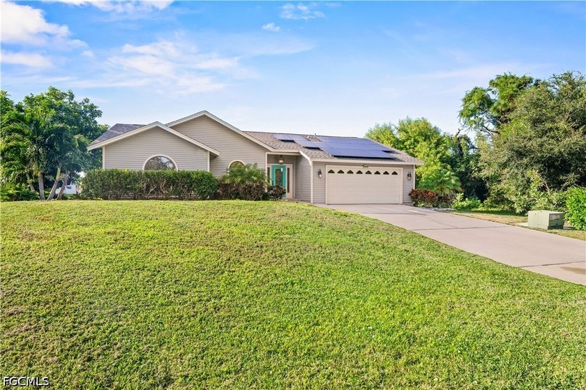 Charming Island Retreat in Pine Island Village with 1469 sq/ft - Beach Home for sale in St. James City, Florida on Beachhouse.com