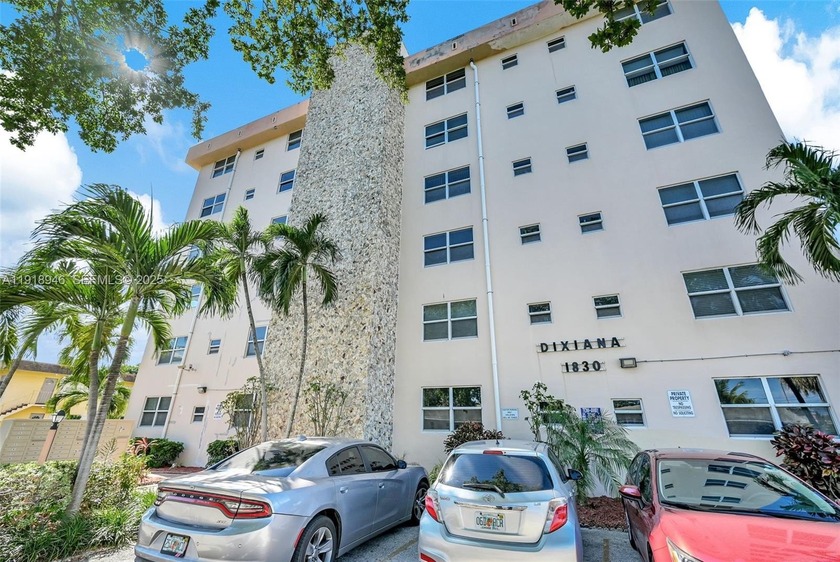 Spacious 2 bedroom, 2 bath corner condo with 1,168 sq. ft. of - Beach Condo for sale in Hollywood, Florida on Beachhouse.com