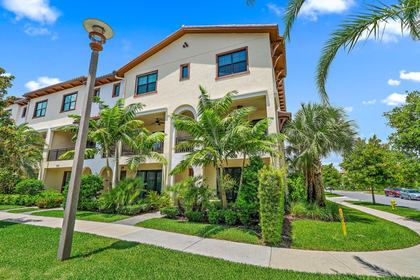MOTIVATED SELLER! This stunning like-new 2019 END UNIT townhome - Beach Townhome/Townhouse for sale in Palm Beach Gardens, Florida on Beachhouse.com