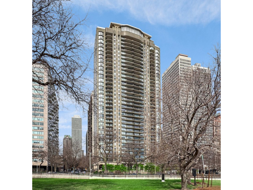 Penthouse living at the Carlyle, offering approximately 3,200 - Beach Condo for sale in Chicago, Illinois on Beachhouse.com