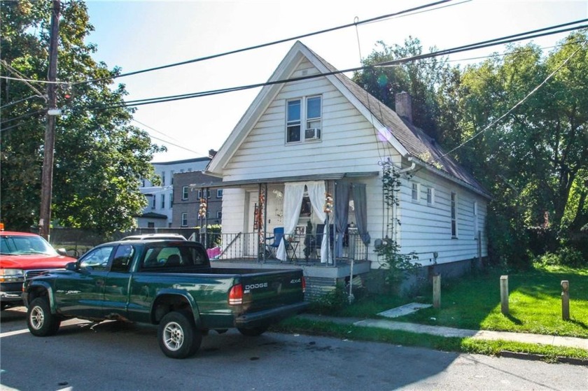 Great investment opportunity! This 4 bedroom Cape Cod offers - Beach Home for sale in Rochester, New York on Beachhouse.com