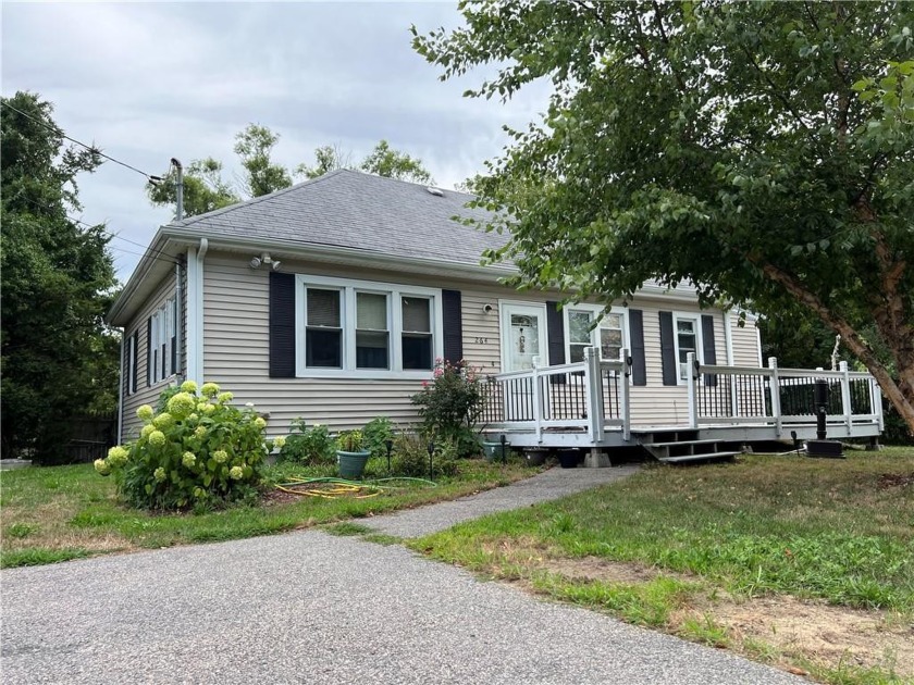 Walk right into this cozy, beach side cottage in Conimicut! - Beach Home for sale in Warwick, Rhode Island on Beachhouse.com