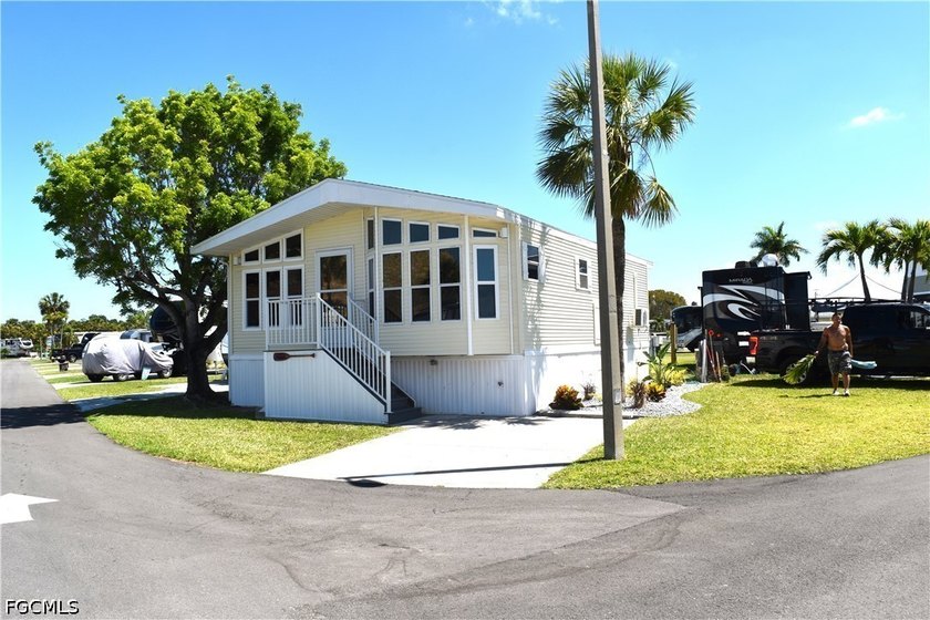 This gorgeous 2-bed, 2 bath home has been totally updated from - Beach Home for sale in Fort Myers, Florida on Beachhouse.com