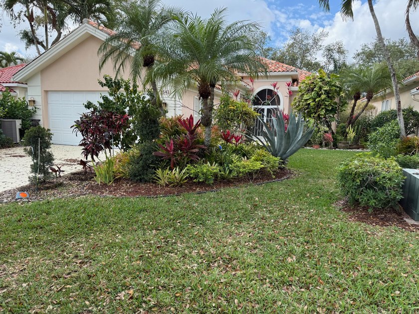 Spacious and beautifully maintained, this extended Oakmont model - Beach Home for sale in West Palm Beach, Florida on Beachhouse.com