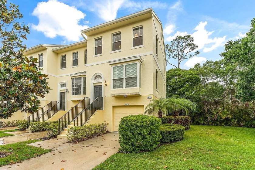 This thoughtfully designed 3-level home has 3 beds/2.5 baths & a - Beach Townhome/Townhouse for sale in Vero Beach, Florida on Beachhouse.com
