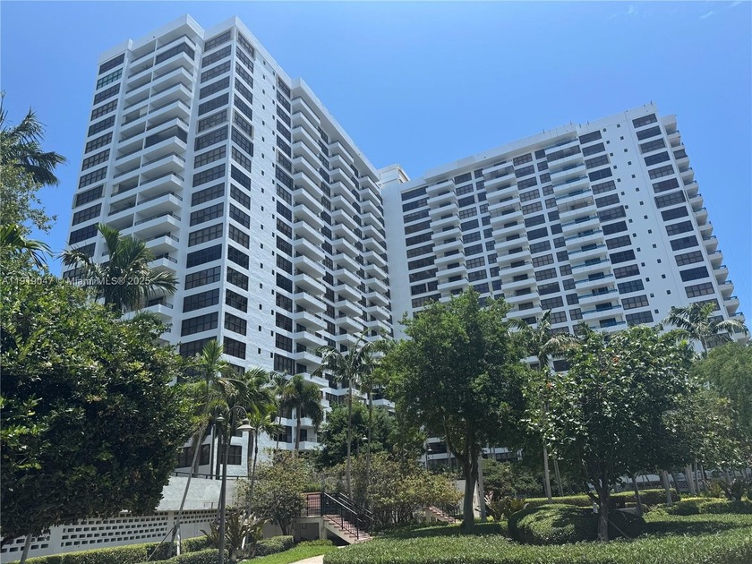 Investors oportunity, Beautiful  1-bedroom 1.5 bathrooms unit - Beach Condo for sale in Hallandale Beach, Florida on Beachhouse.com