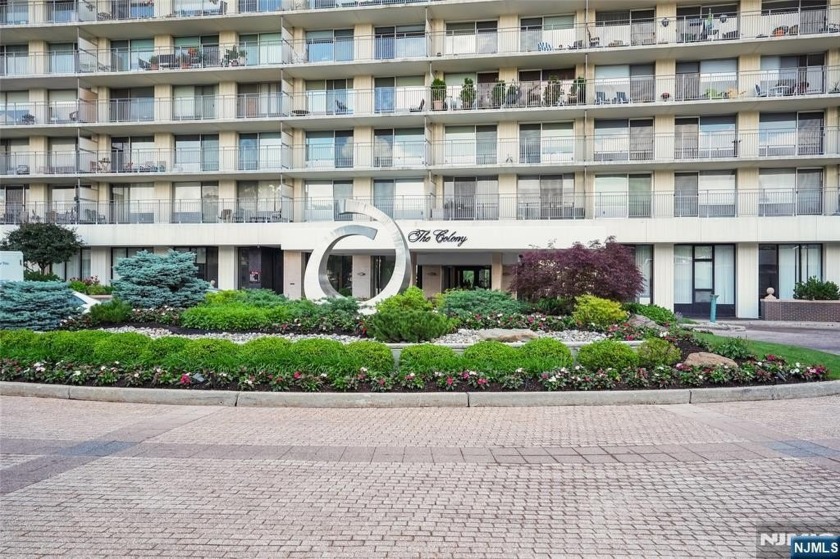 You can see forever from this high floor 1 bedroom 1.5 baths - Beach Other for sale in Fort Lee, New Jersey on Beachhouse.com