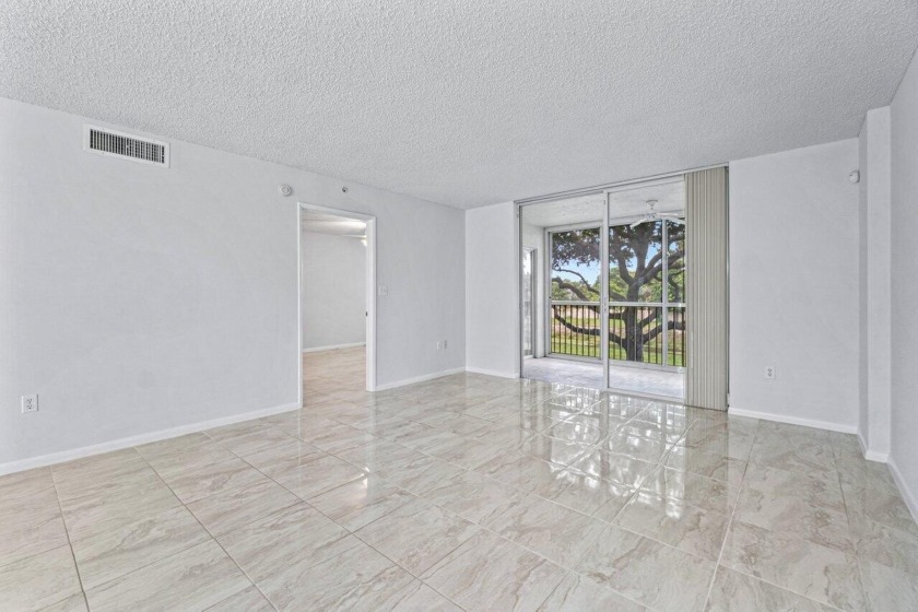 You are going to fall in love with this stunning 2/2 condo in - Beach Condo for sale in Lake Worth, Florida on Beachhouse.com