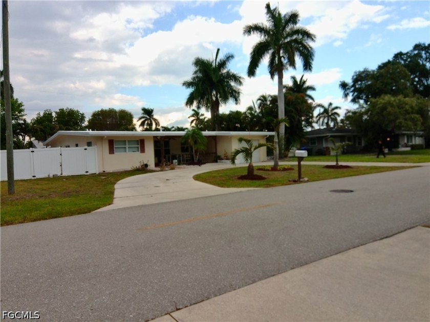 NOT IN A FLOOD ZONE! This Fantastic spacious 4 bedroom/2 bath - Beach Home for sale in Fort Myers, Florida on Beachhouse.com