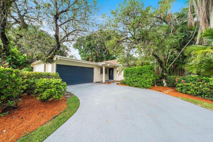 Attention Buyers! Country Club livin' at its finest! Discover - Beach Home for sale in Palm Beach Gardens, Florida on Beachhouse.com