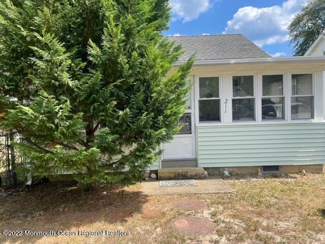 Cute bungalow close to the Seaside Bridge. 40X120 lot, HHBB gas - Beach Home for sale in Toms River, New Jersey on Beachhouse.com