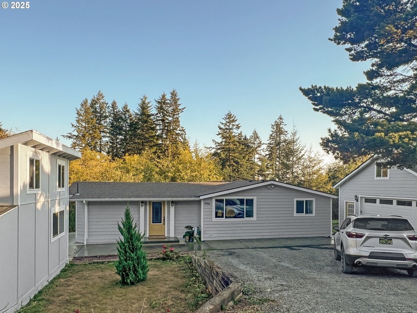 This 1,7817sq. ft. home offers 3 bedrooms and 3 bathrooms with - Beach Home for sale in Brookings, Oregon on Beachhouse.com