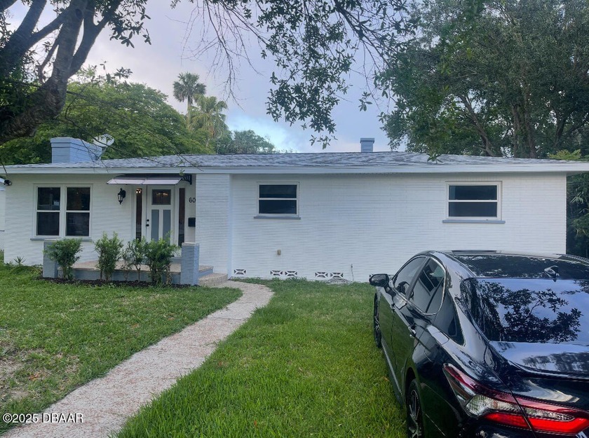 Short Sale. BANK APPROVED PRICE. Welcome home to this adorable 3 - Beach Home for sale in Holly Hill, Florida on Beachhouse.com