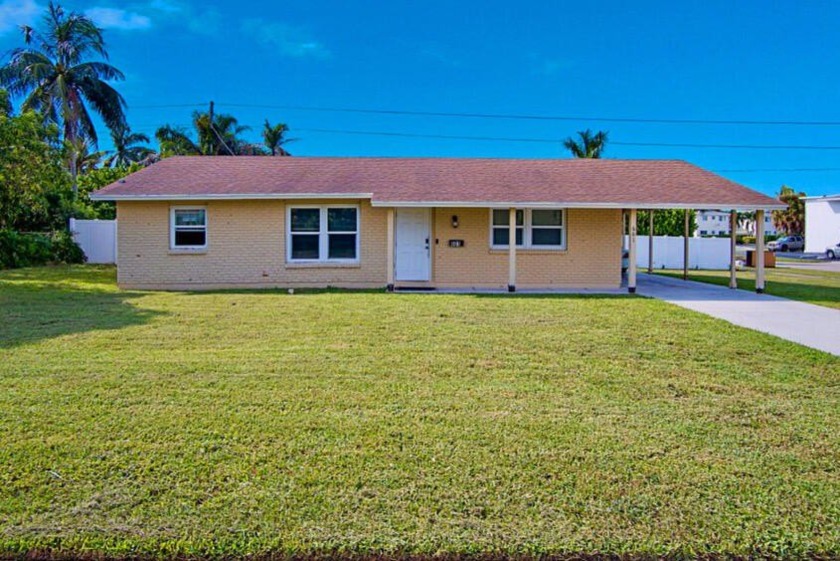 Come see this beautiful 3-bedroom, 2-bathroom home on an - Beach Home for sale in Lake Park, Florida on Beachhouse.com