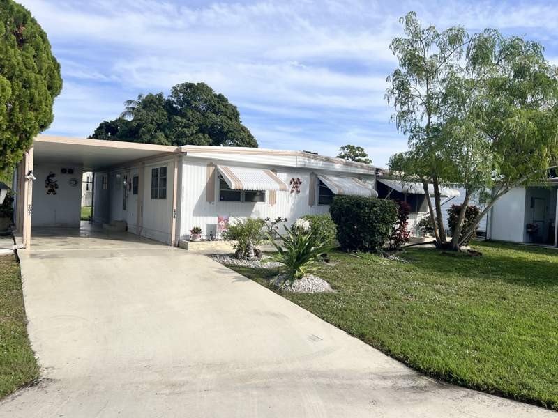 This 1008 square foot manufactured home, built in 1976 by Miller - Beach Home for sale in Boynton Beach, Florida on Beachhouse.com