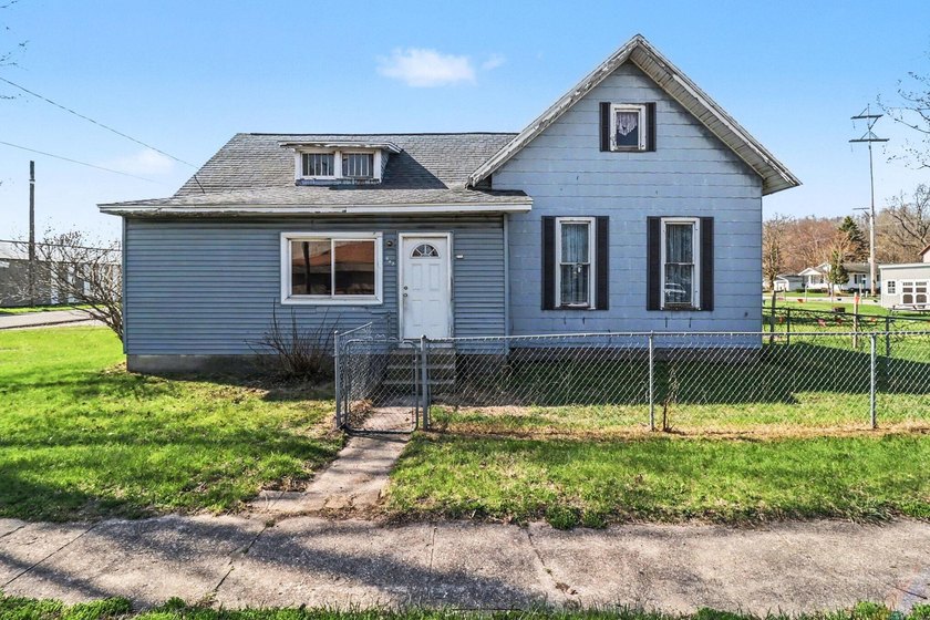 Unlock the potential of this 3-4 bedroom home on a huge corner - Beach Home for sale in Manistee, Michigan on Beachhouse.com
