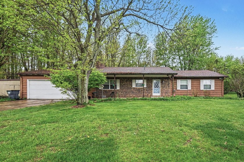 DON'T MISS THIS 3 BR, 2.5 Bath Ranch w/2-Car Garage...Located on - Beach Home for sale in Coloma, Michigan on Beachhouse.com