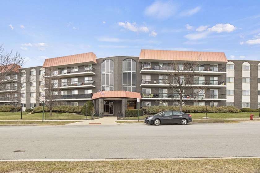 Rarely available 2 bedrooms and 2 bathroom condo in the - Beach Home for sale in Skokie, Illinois on Beachhouse.com