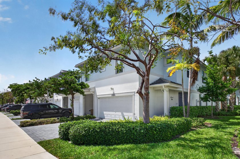 Beautifully upgraded 3BR / 2.5BA corner unit featuring an - Beach Townhome/Townhouse for sale in Deerfield Beach, Florida on Beachhouse.com