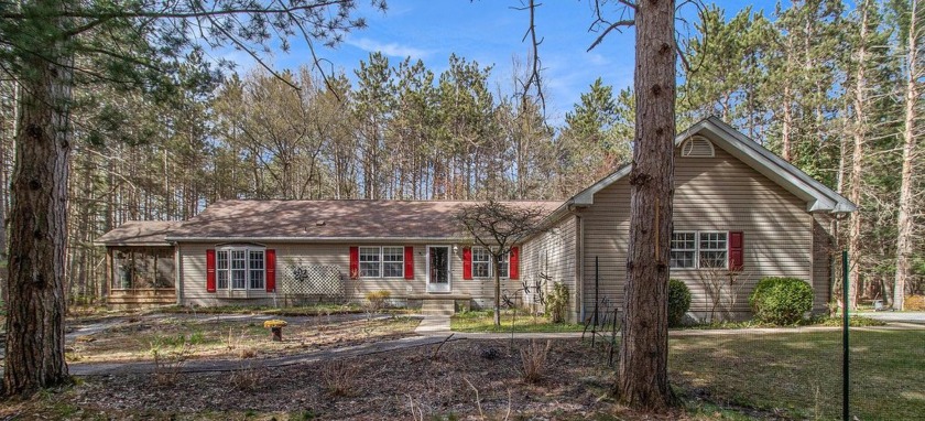 Great location across from the Hemlock Golf Course! This - Beach Home for sale in Ludington, Michigan on Beachhouse.com