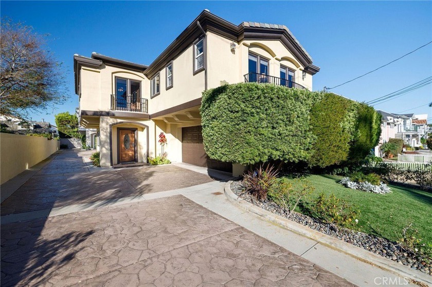 This front-unit residence, in the heart of Redondo Beach, lives - Beach Townhome/Townhouse for sale in Redondo Beach, California on Beachhouse.com