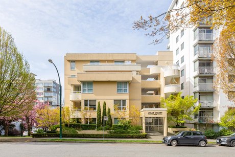 A true city oasis on the shores of English Bay & Sunset Beach - Beach Condo for sale in Vancouver,  on Beachhouse.com