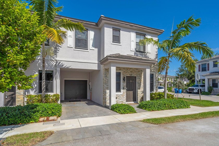 Stunning and desirable END-UNIT townhome in the gated community - Beach Townhome/Townhouse for sale in Fort Lauderdale, Florida on Beachhouse.com