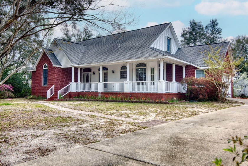 Well maintained home located on a large lot in a secluded - Beach Home for sale in Navarre, Florida on Beachhouse.com
