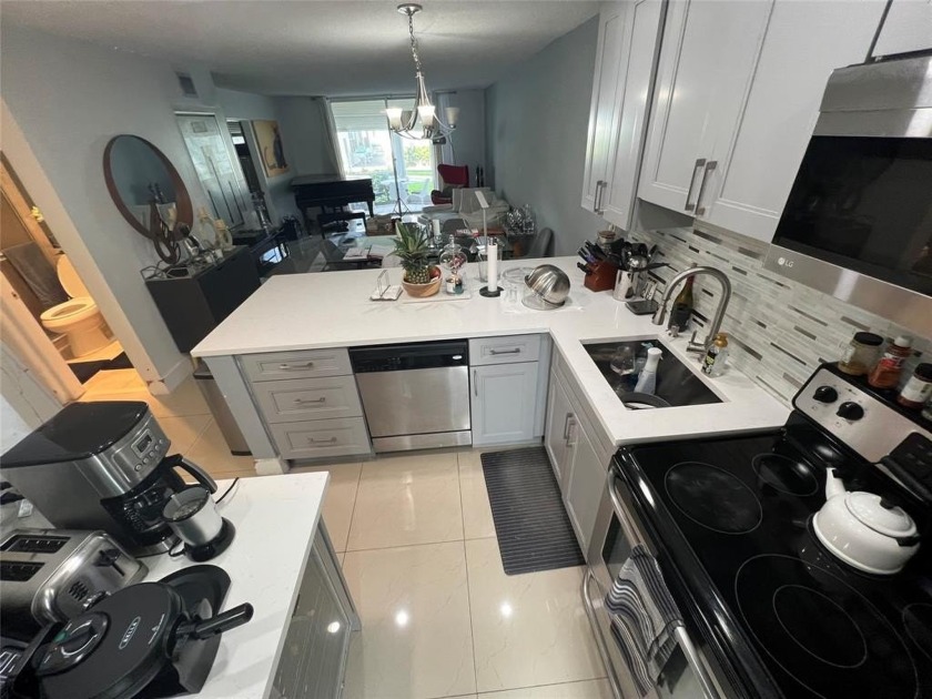 All ages, Pets(Service) friendly, walking distance to Pharmacies - Beach Condo for sale in Deerfield Beach, Florida on Beachhouse.com