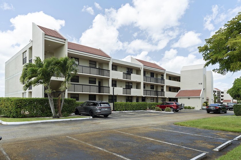 Watch the sunset over the lake from the screened private balcony - Beach Condo for sale in Oakland Park, Florida on Beachhouse.com