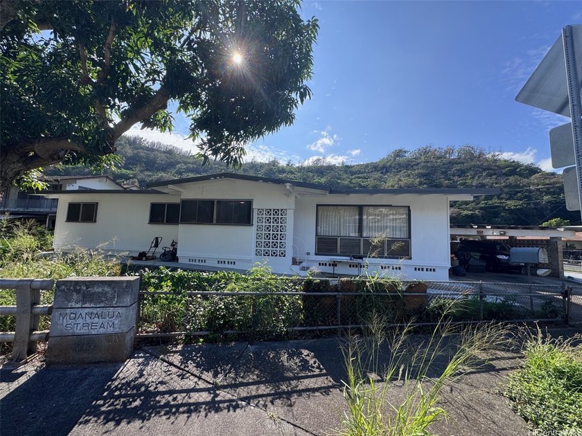 Located in Moanalua Valley! Don't miss this opportunity to own a - Beach Home for sale in Honolulu, Hawaii on Beachhouse.com