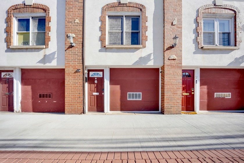 Contemporary 3Bed/2.2Bath townhome in East Lincoln Park that - Beach Townhome/Townhouse for sale in Chicago, Illinois on Beachhouse.com