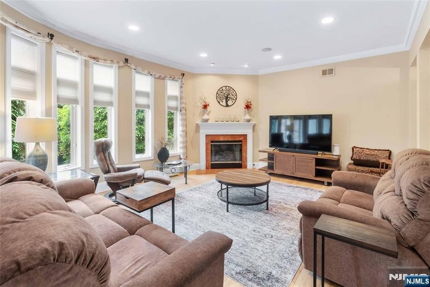 Welcome to refined luxury living in the prestigious Hudson Cove - Beach Townhome/Townhouse for sale in Edgewater, New Jersey on Beachhouse.com