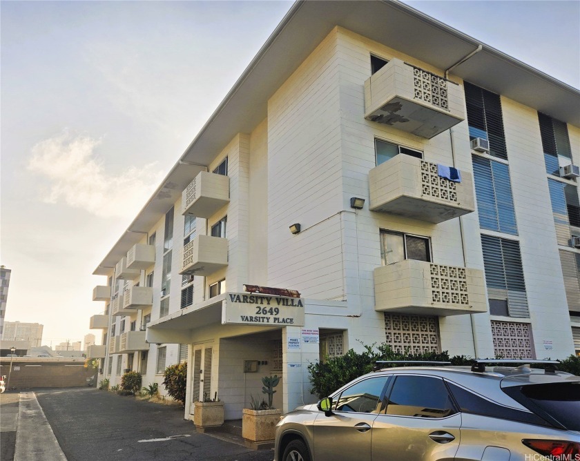 Leasehold studio with possible fee purchase available for $200 - Beach Condo for sale in Honolulu, Hawaii on Beachhouse.com