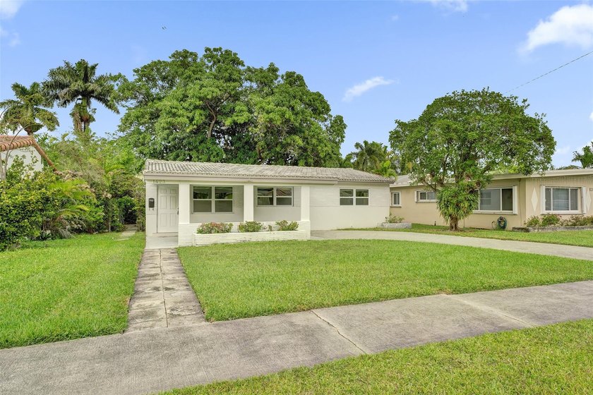 Priced to sell. Beautifully renovated 3-bedroom, 2-bath and a - Beach Home for sale in Hollywood, Florida on Beachhouse.com