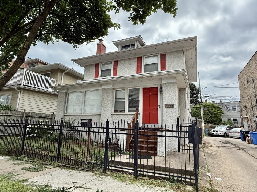 This well-maintained turn-key home in the heart of Rogers Park - Beach Home for sale in Chicago, Illinois on Beachhouse.com