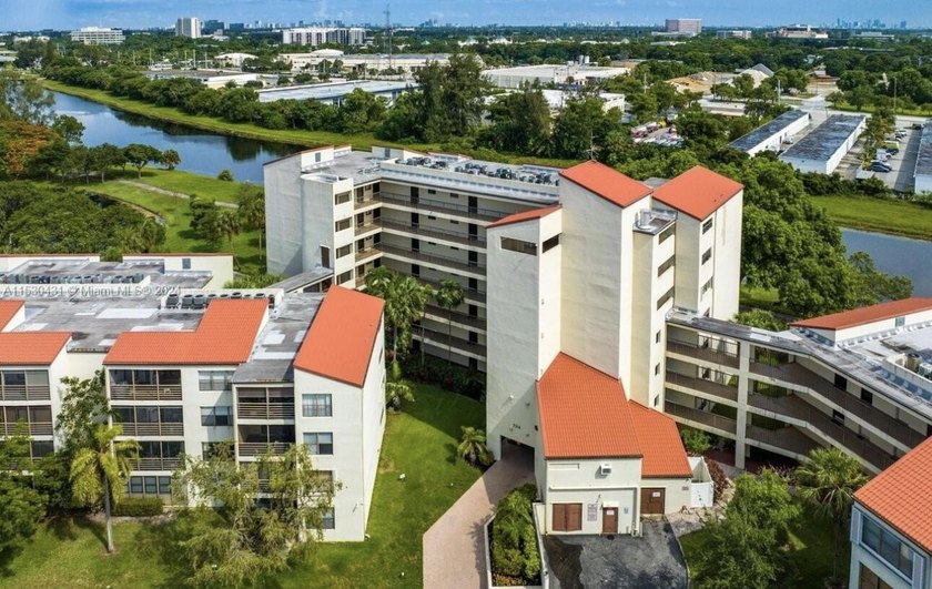 Spacious and bright 1-bedroom,1.5-bath condo located in the - Beach Condo for sale in Pompano Beach, Florida on Beachhouse.com