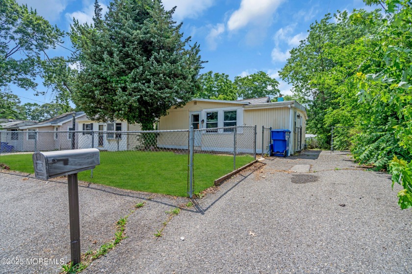 This is a no-brainer! This is one of the lowest-priced houses in - Beach Home for sale in Toms River, New Jersey on Beachhouse.com