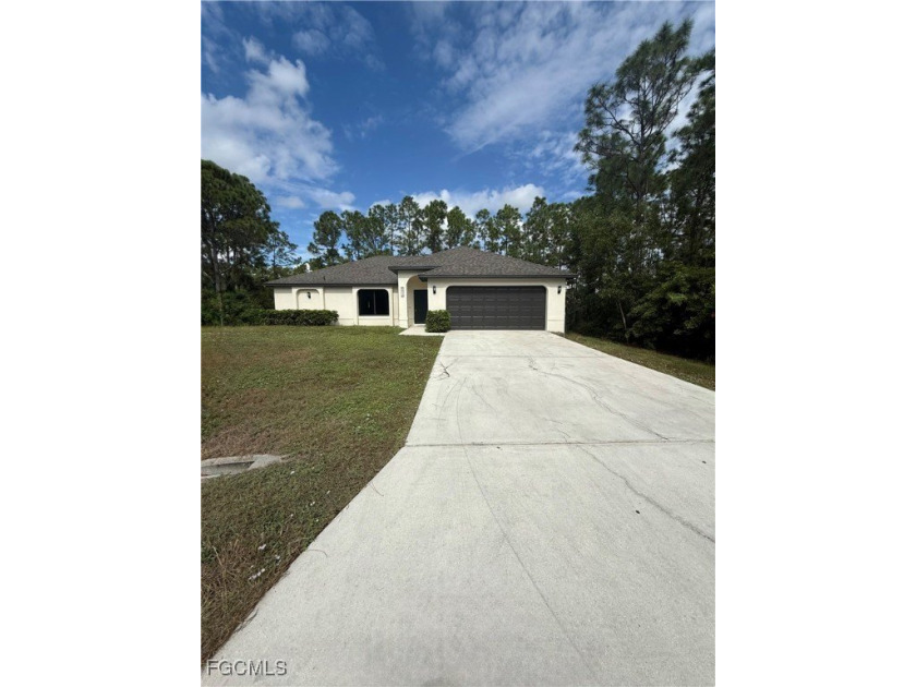 Welcome to this charming and spacious 3-bedroom, 2-bathroom home - Beach Home for sale in Lehigh Acres, Florida on Beachhouse.com