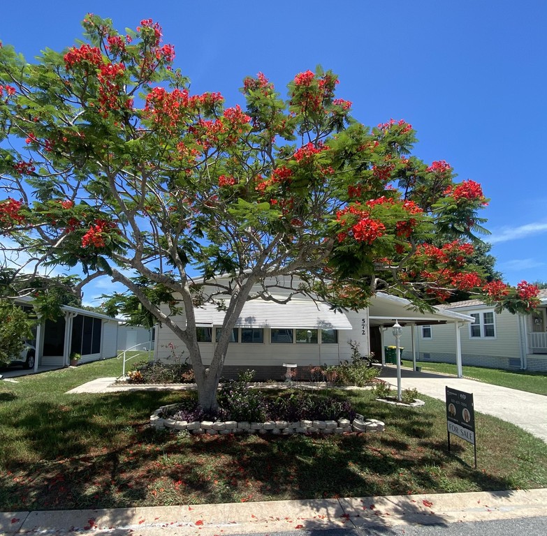 SELLER IS MOTIVATED!! This charming 2-bedroom, 2-bathroom home - Beach Home for sale in Barefoot Bay, Florida on Beachhouse.com