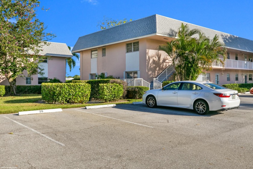 Bring all offers! Older couple decided against downsizing. Their - Beach Condo for sale in Tequesta, Florida on Beachhouse.com