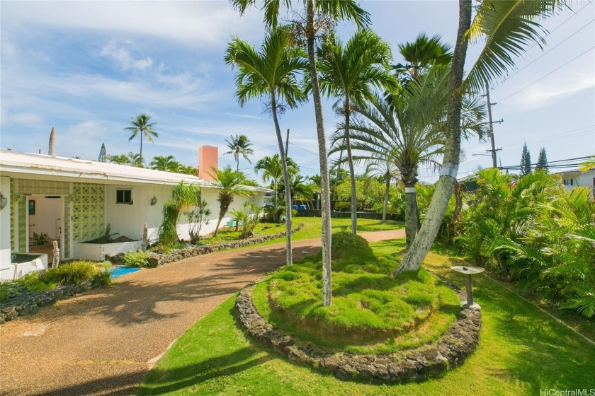 Tropical beachside living at its best! Tradewinds gently drift - Beach Home for sale in Kailua, Hawaii on Beachhouse.com